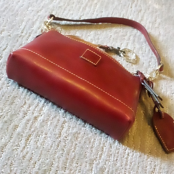 Dooney burgundy leather & gold chain shoulder bag EUC 9" X 5" X 2" - Picture 5 of 9